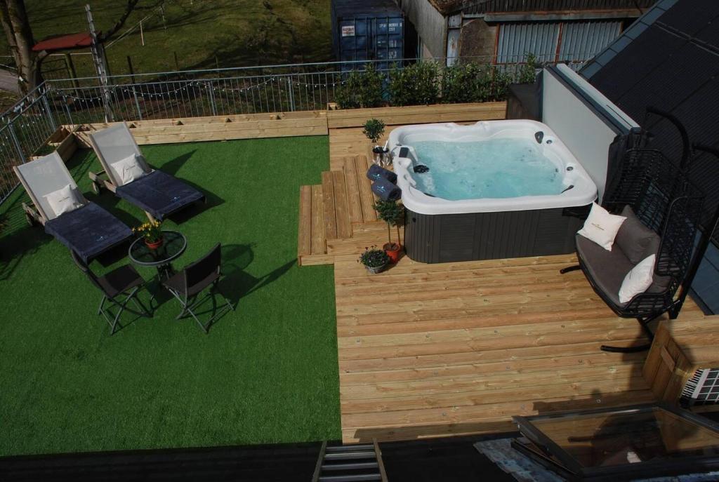 GlenfargStunning Luxury Duplex with Hot Tub and AirCon的享有后院的上方景色,设有热水浴池和椅子