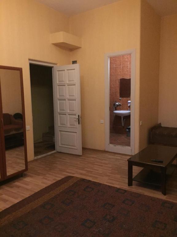 第比利斯皮亚诺酒店的带沙发和镜子的客厅