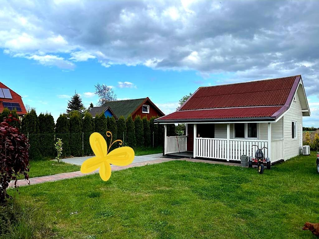 米泽德沃兹Domki u Eryka的房子前面草上的黄色花朵