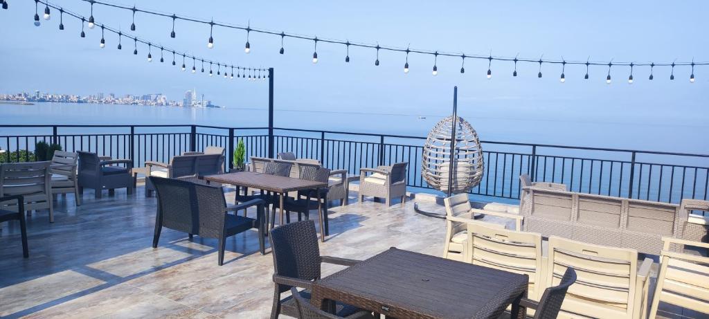 巴统Guest house Garden Beach的餐厅设有桌椅,阳台享有海景。
