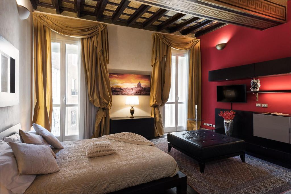 罗马NSM 71 Via del Corso Luxury Home的一间卧室设有一张大床和红色的墙壁