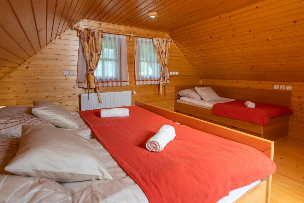 博希尼Chalet Ajda的小木屋内带两张床的房间