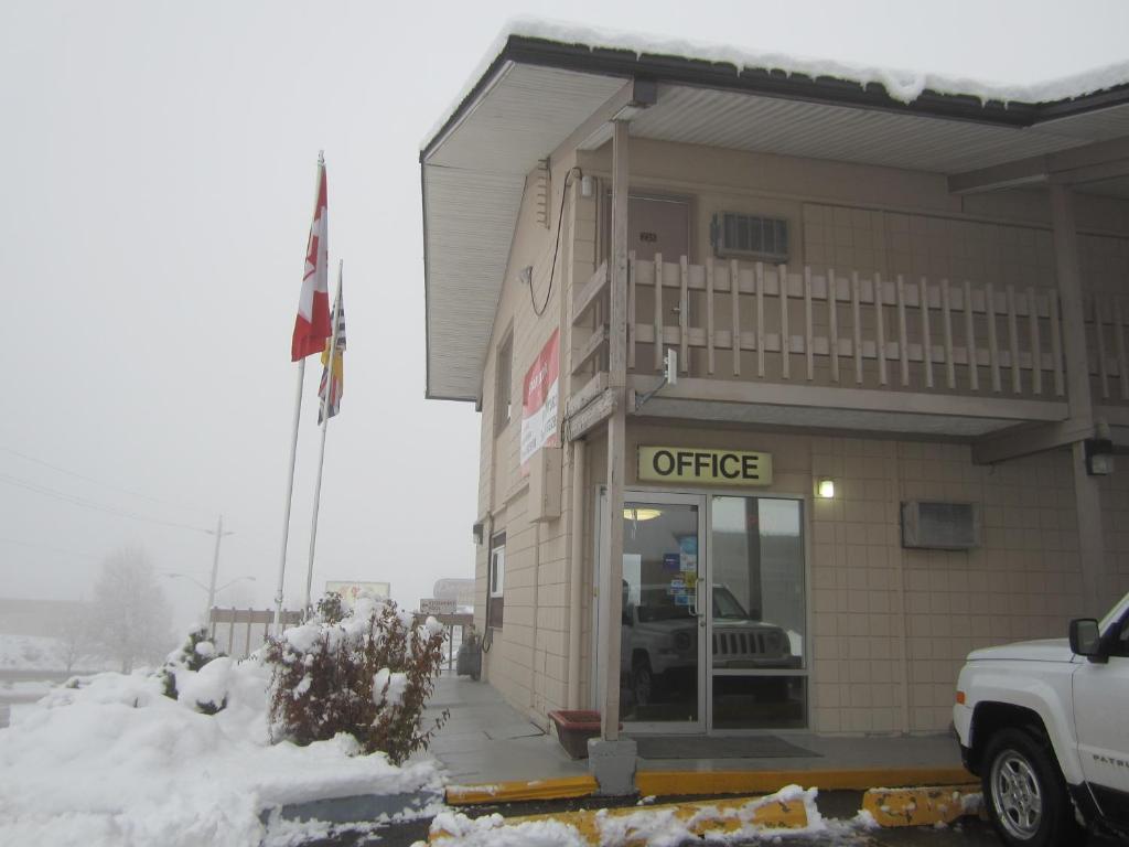 坎卢普斯星辰旅舍的前面有雪的办公楼