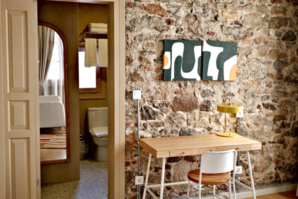 马尔马里斯Bono Hotel Old Town的一间带桌子和石墙的浴室