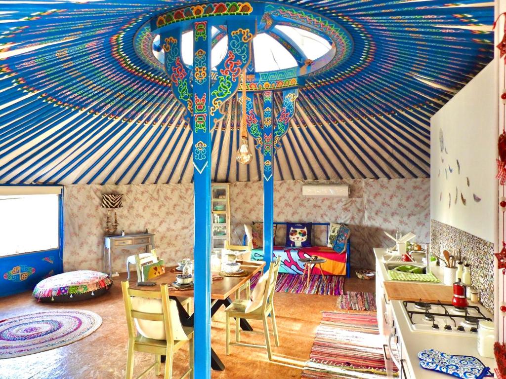 加藤德雷Exclusive Nirvana yurts Glamping的厨房配有桌子和蓝色天花板
