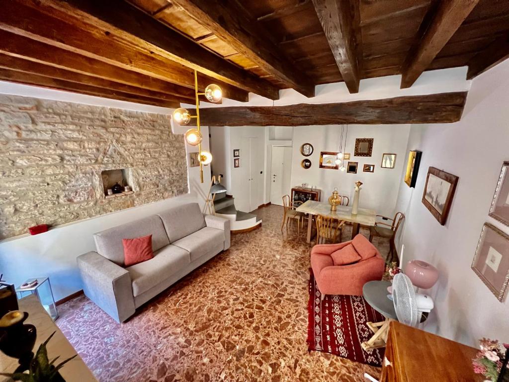 贝加莫[Art of Bergamo] Luxury & design house的客厅配有沙发和桌子