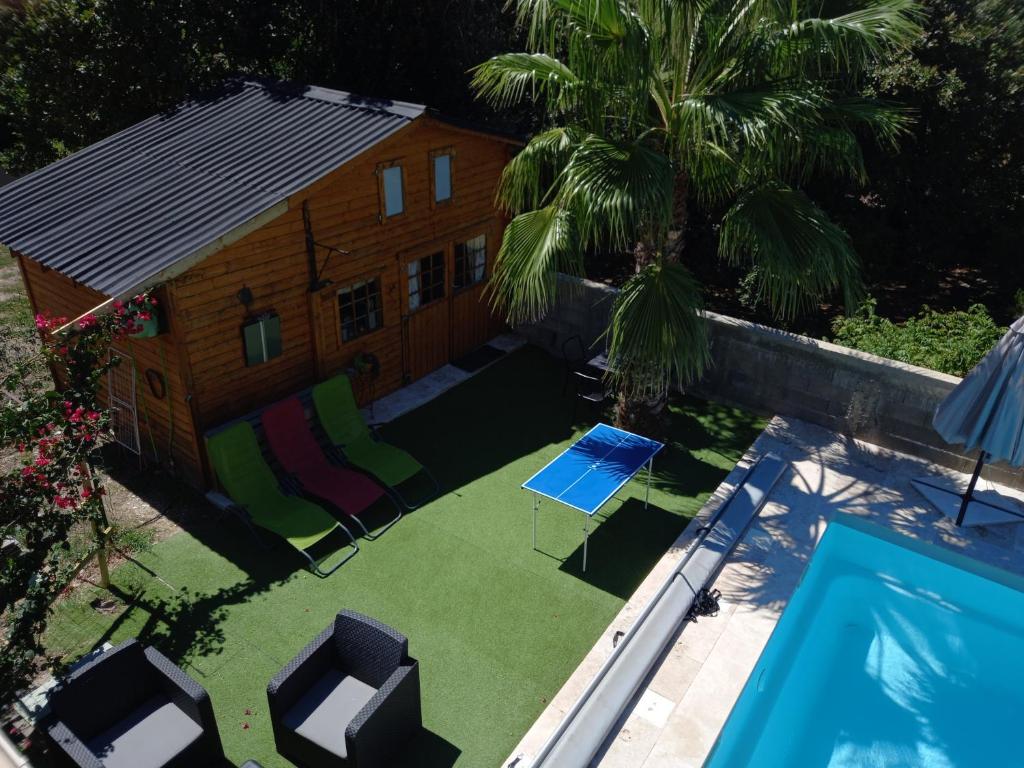 帕特里莫尼奥Casa di legnu ,charmant chalet avec piscine的享有后院的上方景色,设有游泳池