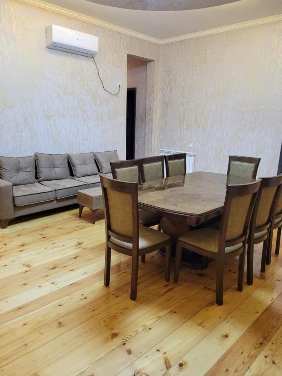 Vaniguest house TSVARA的一间带桌椅和沙发的用餐室