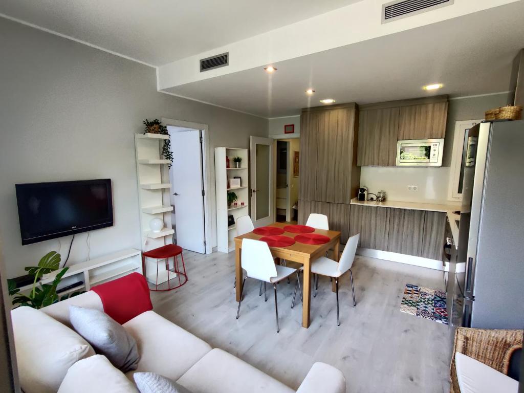 巴塞罗那Fira Plaza España apartment的客厅配有白色的沙发和桌子
