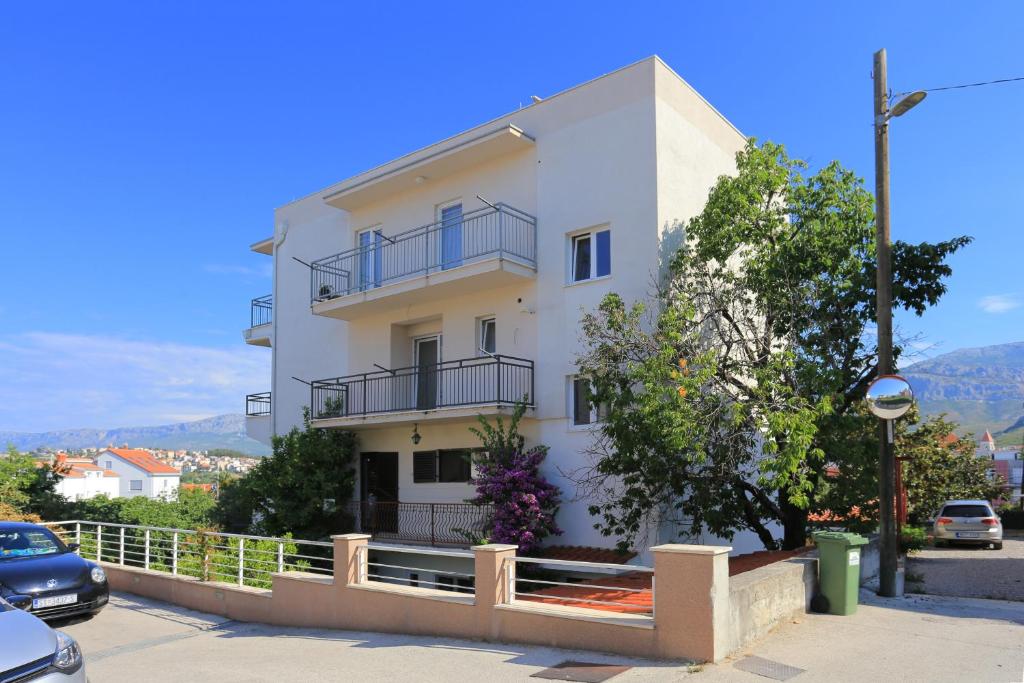 珀德垂那Apartments by the sea Podstrana, Split - 9714的白色的建筑,旁边设有阳台