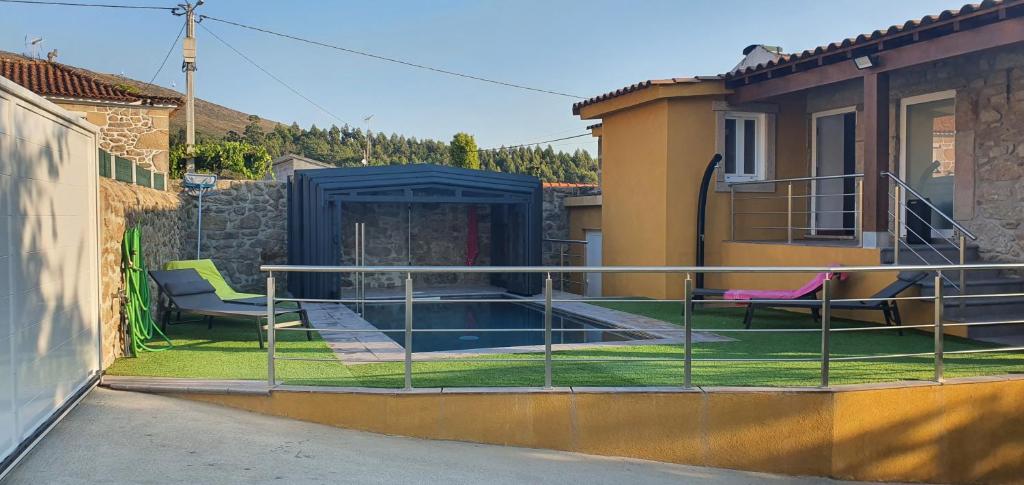巴伦西亚Casa Pinto - AL的一个带两把椅子的阳台和一个游泳池