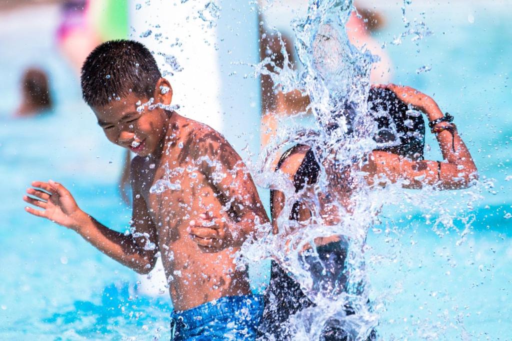 滨湖尼亚加拉Vine Ridge Resort的两个年轻人在喷泉里玩耍
