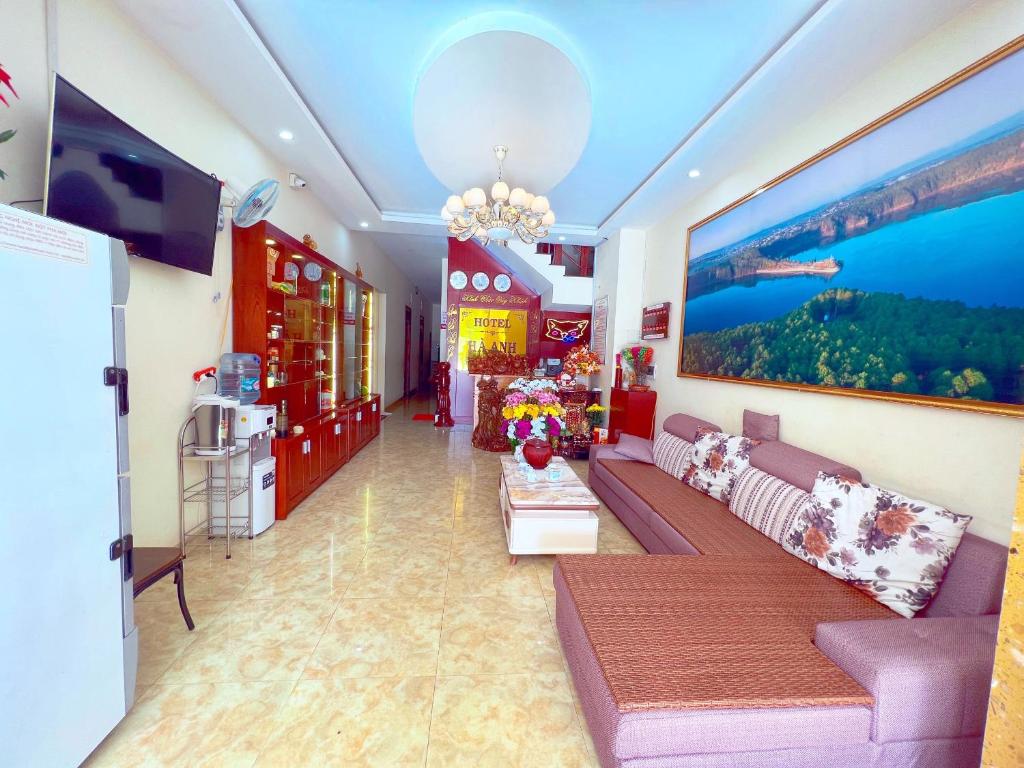 波来古市Hà Anh Hotel的带沙发和电视的客厅