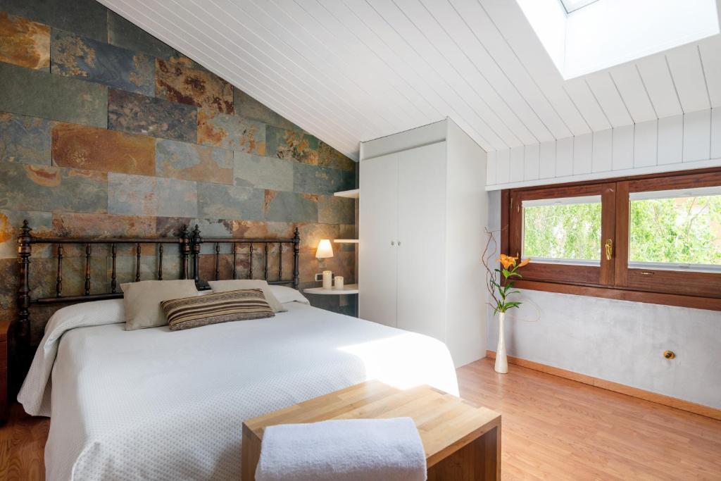 里贝斯的弗里瑟埃尔斯卡卡都德瑞贝斯酒店的一间卧室设有一张床和砖墙