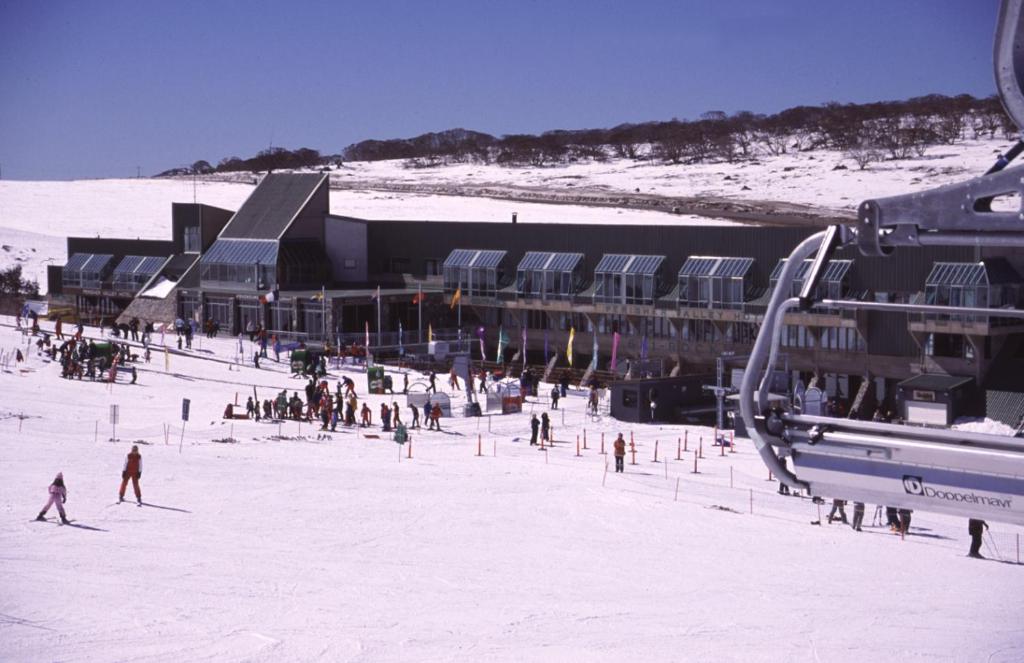 佩里舍峡谷佩瑞雪山谷酒店的一群人,在滑雪小屋前的雪中