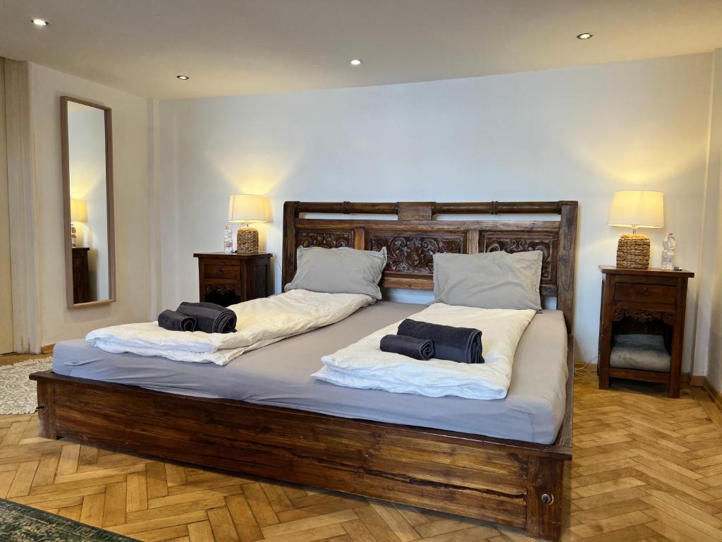 布达佩斯Cedar Inn Budapest - Palace District的一张大床,上面有两个枕头