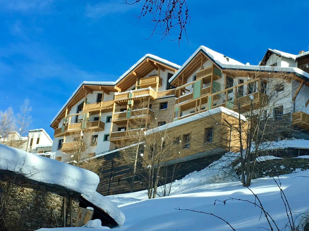 福波洛Chalet Ronchi - Foppolo Ski的雪中大建筑