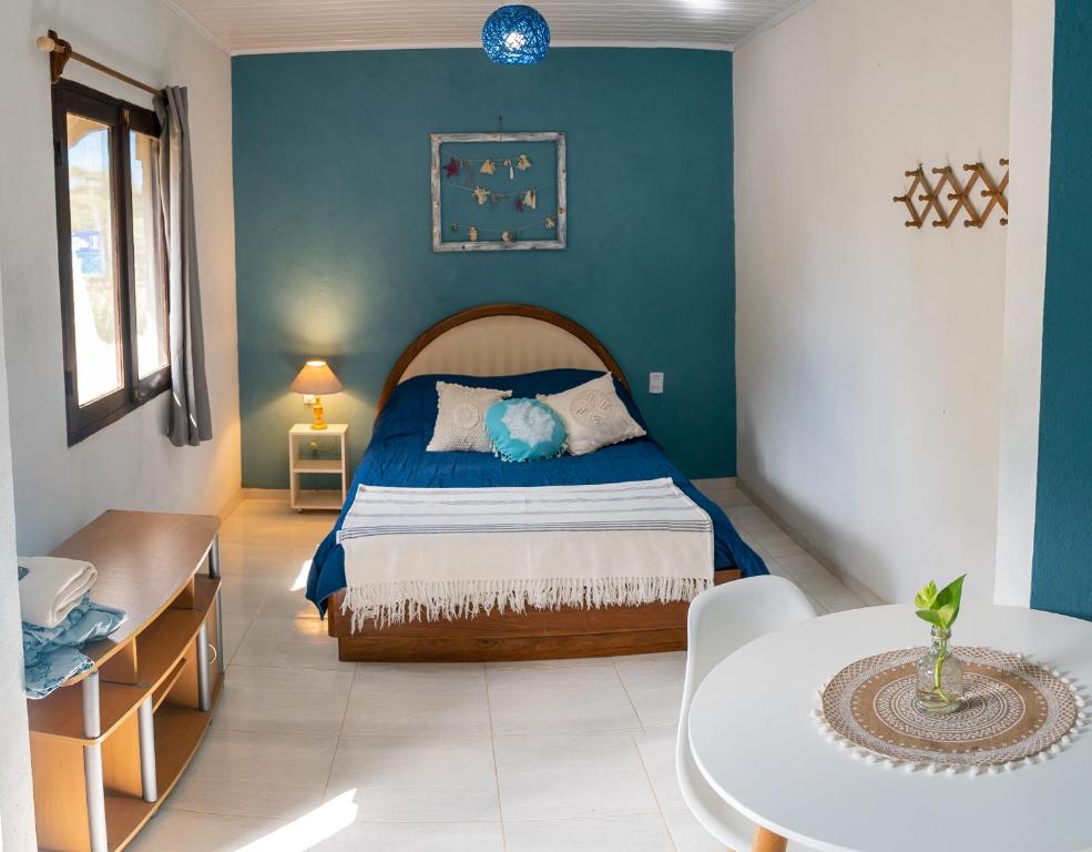 阿加斯杜尔斯Cabañas Virazon Aguas Dulces的一间卧室设有一张床和蓝色的墙壁