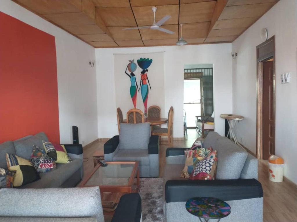 阿克拉Beautiful House Spintex Road Accra的客厅配有两张沙发和一张桌子