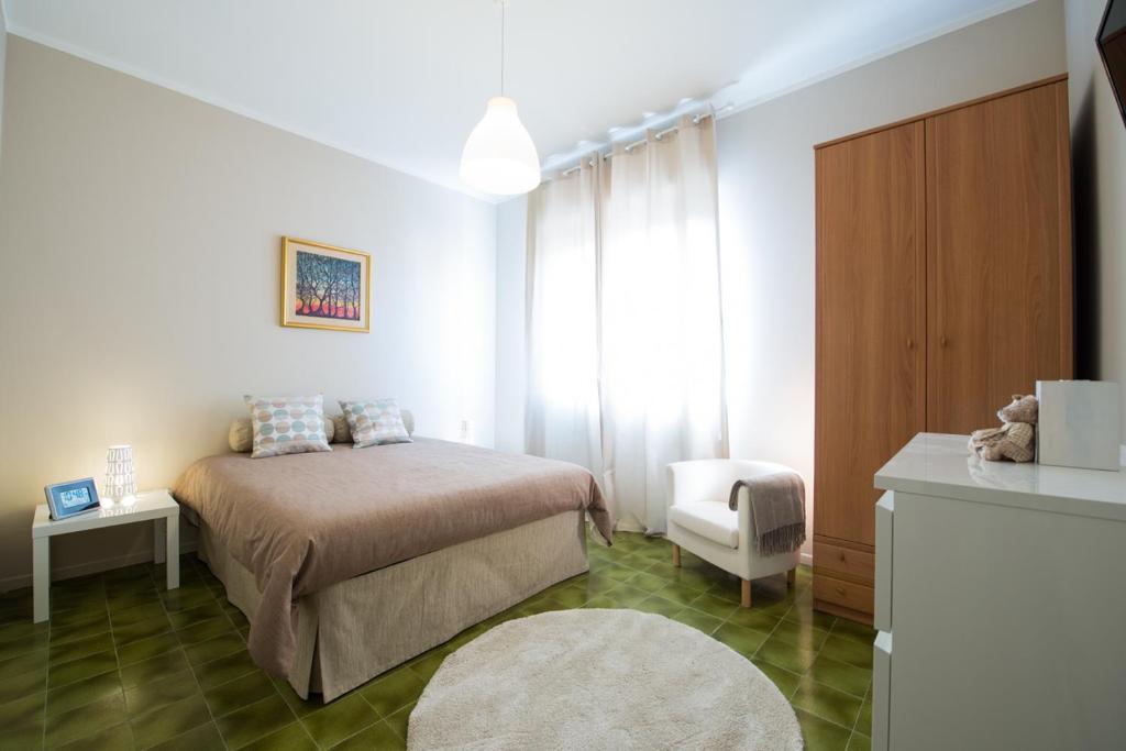PosatoraLa Casa di Merion的一间卧室配有一张床和一把椅子