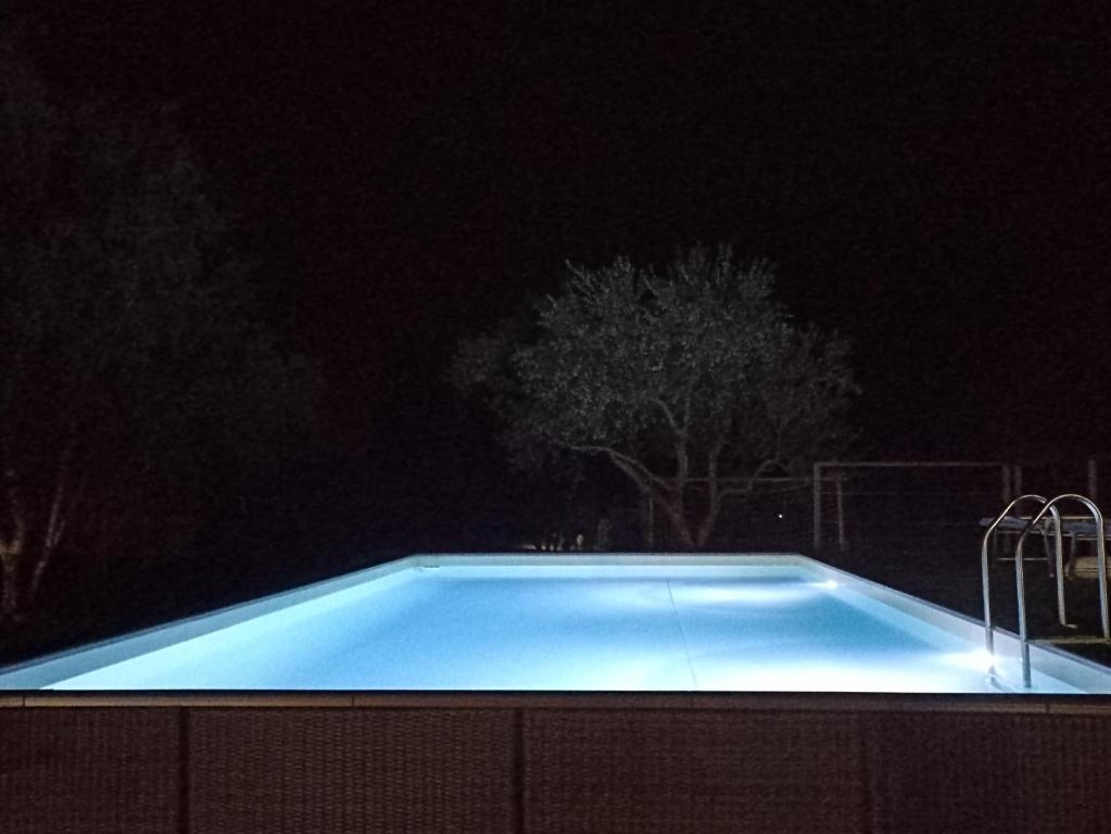 Barbarano RomanoCasale Campecora的游泳池在晚上点亮