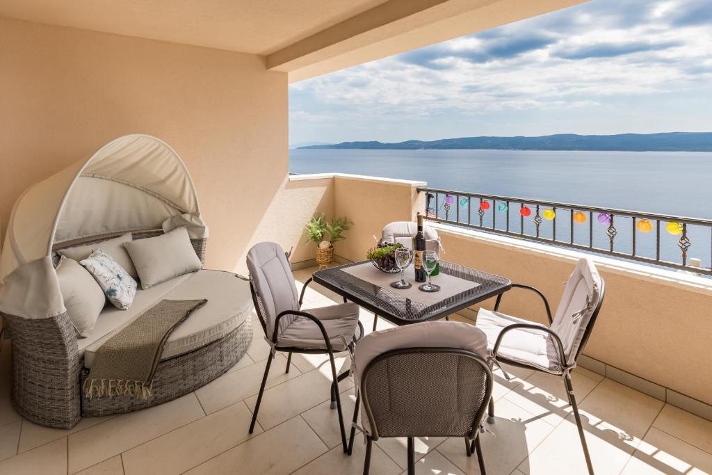 麦米科Luxurious apartments Bona fide的阳台配有沙发和桌椅。