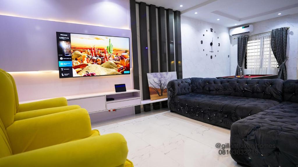 贝宁城Gillant Luxury Homes的配有沙发和平板电视的客厅