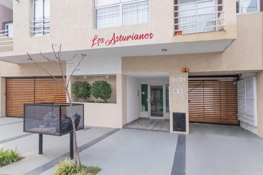 马德普拉塔Los Asturianos APART amentos 3的带有公寓标志的建筑