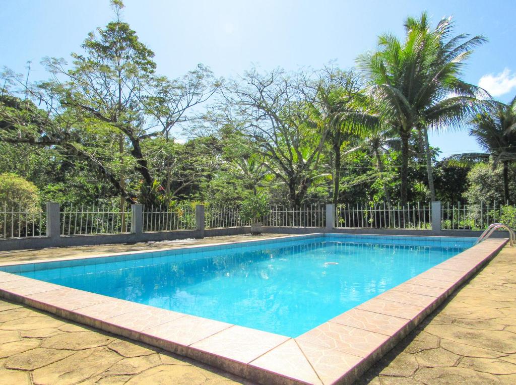 加克内Casa de campo c piscina e churrasq em Saquarema RJ的一个带围栏和树木的游泳池