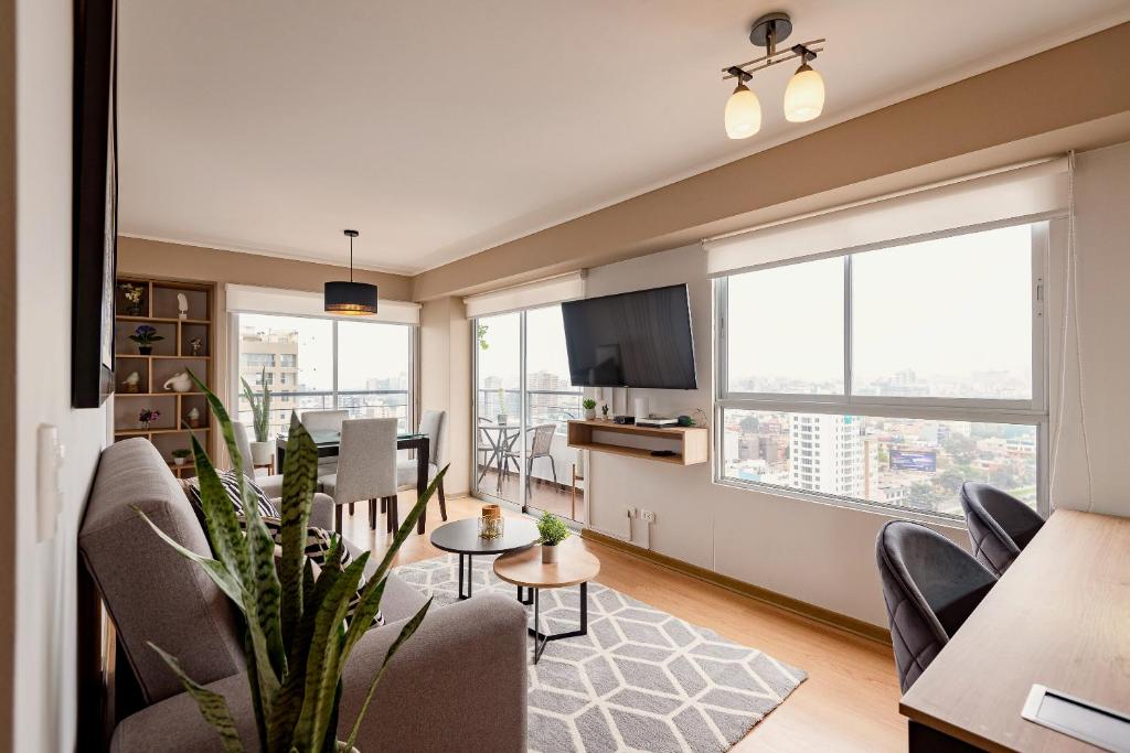 利马ALU Apartments - Limit with Miraflores Panoramic City View的客厅配有沙发和桌子