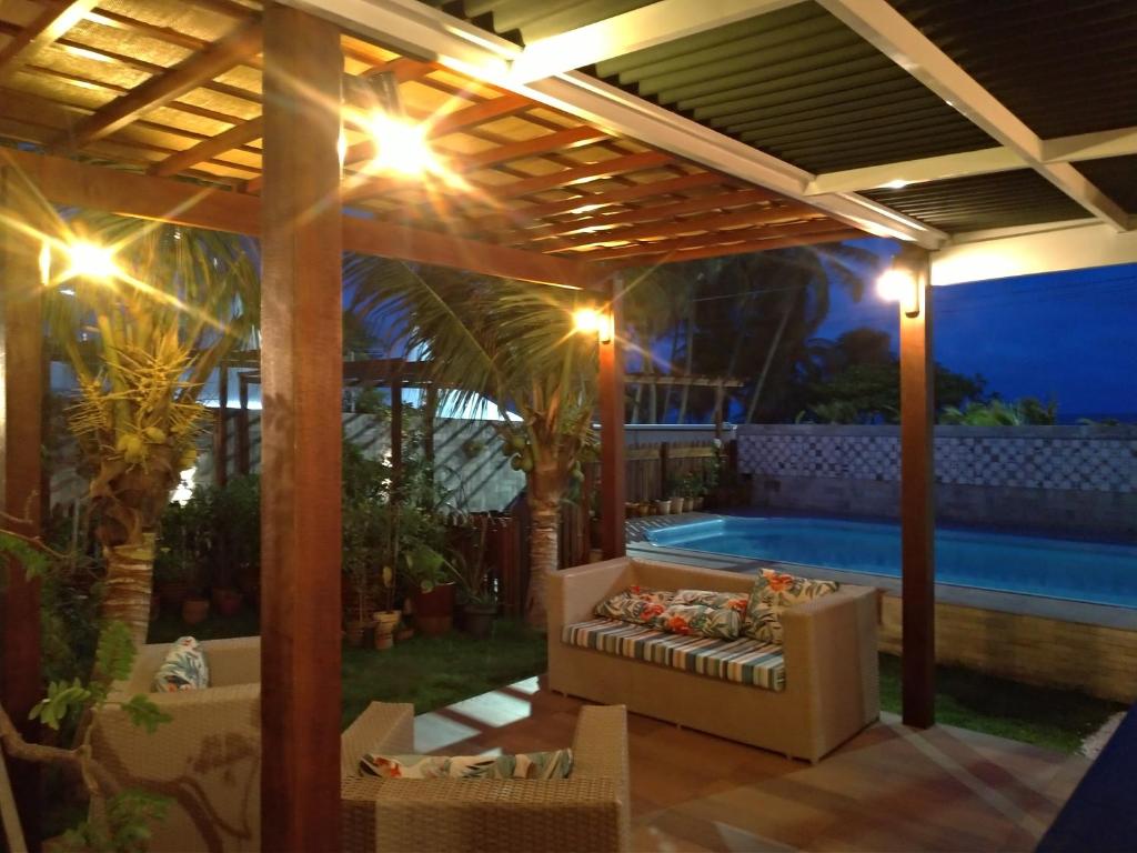 若昂佩索阿Pousada Espaco Luz do Sol Beira-Mar的一个带游泳池和凉亭的庭院