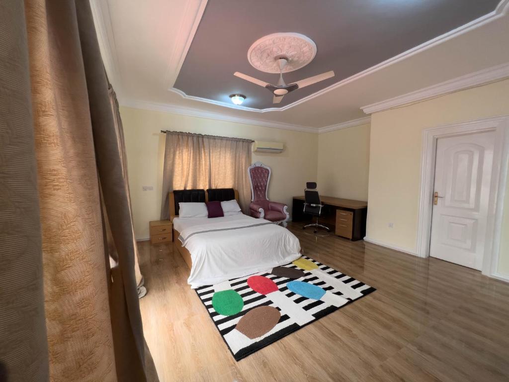 ApenkwaT’s place的卧室配有一张床,地板上铺有地毯