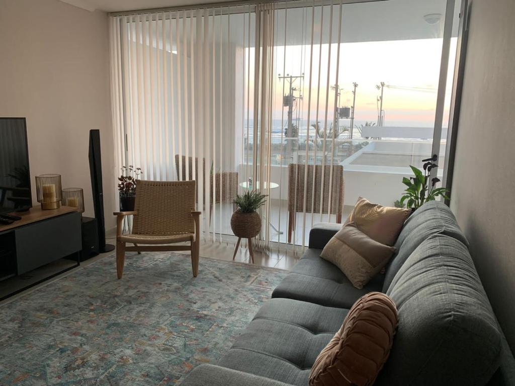 阿里卡Departamento frente al mar en Arica的带沙发的客厅和美景客厅。