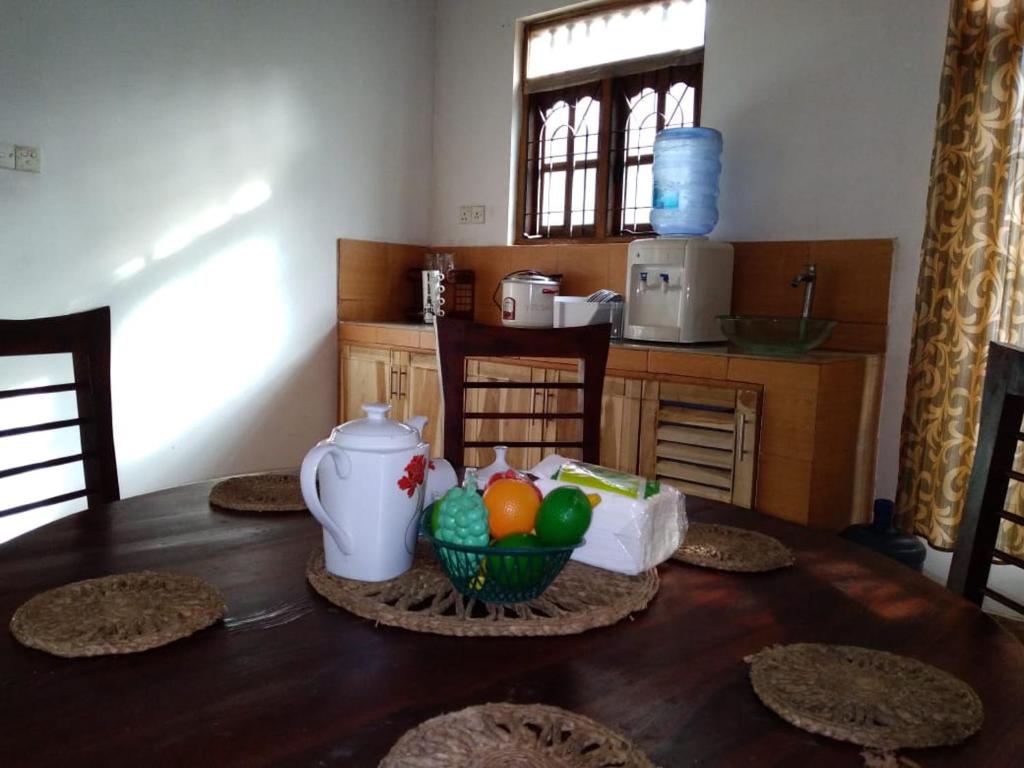 阿努拉德普勒Holiday Home Anuradapura的厨房里放着一碗鸡蛋的桌子