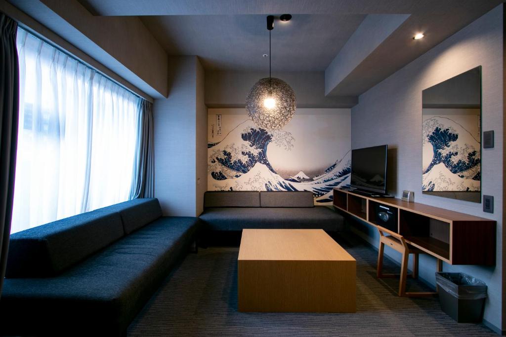 东京Minn Ueno的带沙发、电视和桌子的客厅