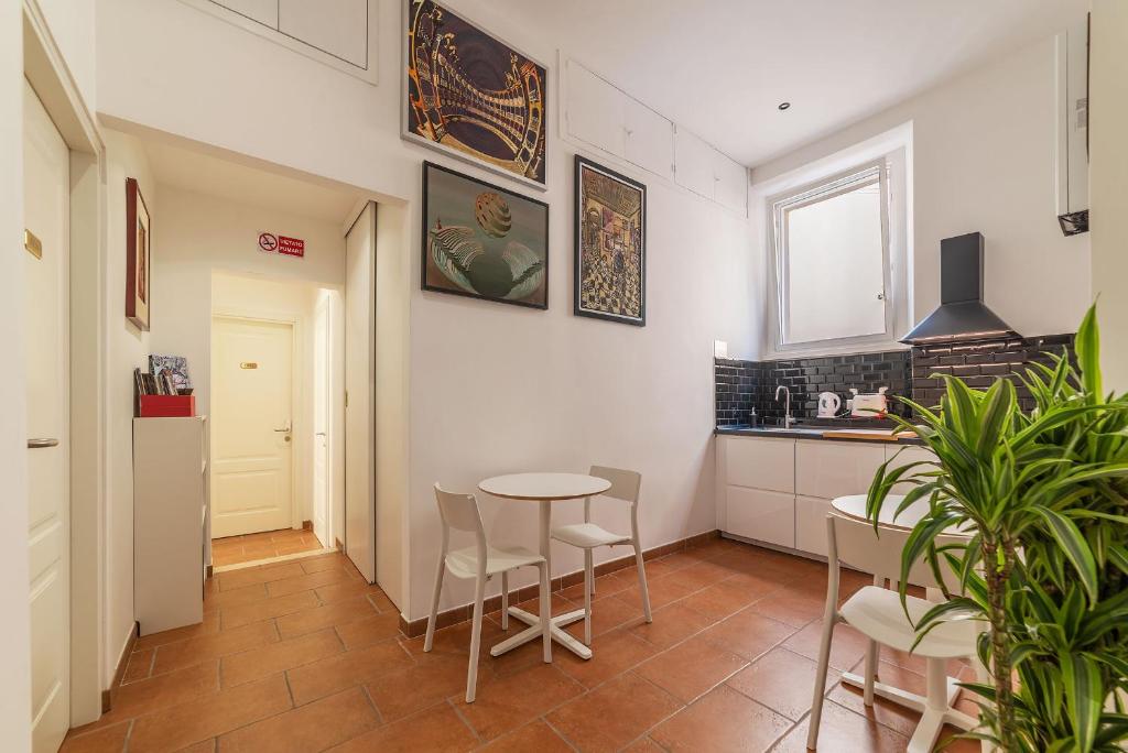 罗马Appartamento Via Genova的一间厨房,里面配有桌椅