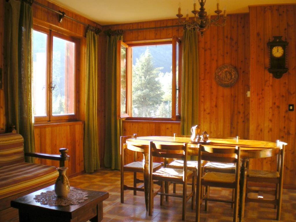 斯坎诺Residence I Comignoli的一间带桌椅和窗户的用餐室