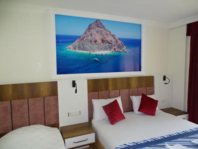 阿德拉桑阿尔坎达河花园酒店的一间带两张床的卧室,享有山脉美景