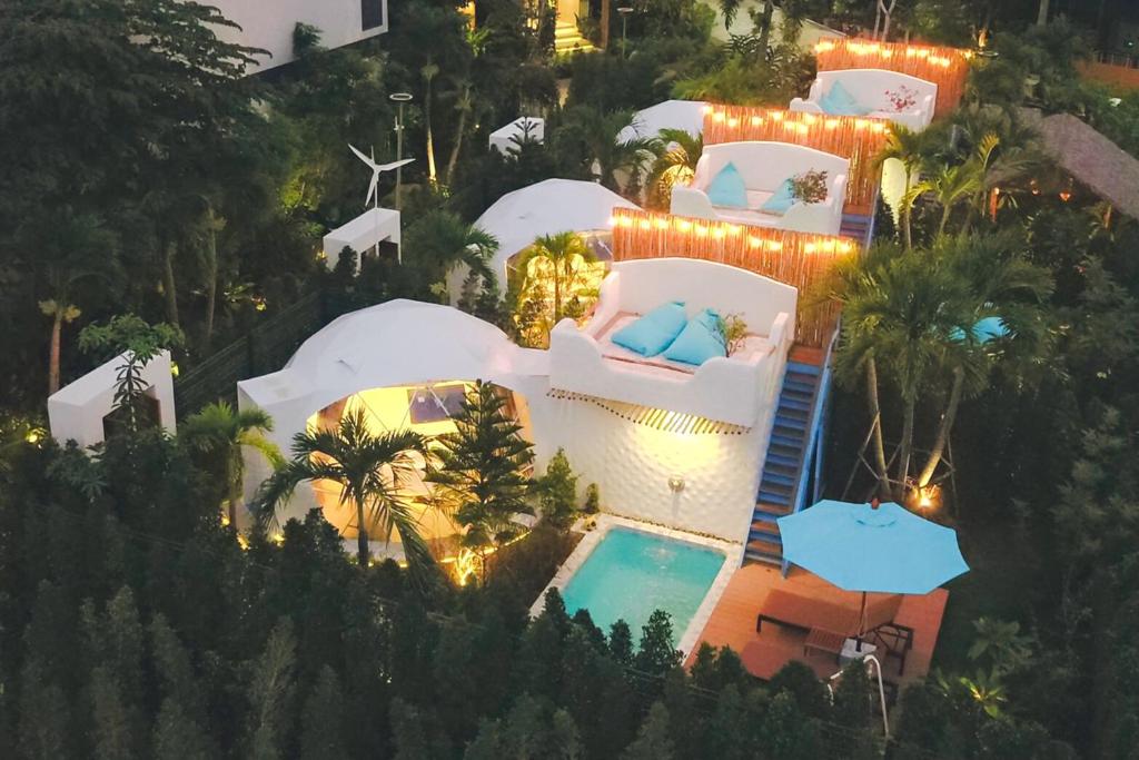 拉威海滩Le Resort and Villas的享有带游泳池的房屋的空中景致