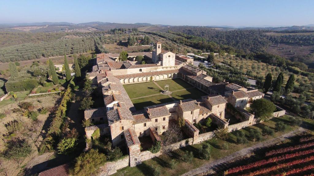 Ponte A Bozzone切尔托萨艾博卡旅馆的享有带庭院的建筑的空中景致