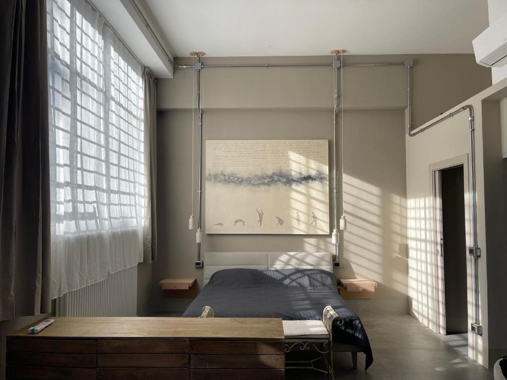 博洛尼亚TRETRE的卧室配有一张床,墙上挂有绘画作品