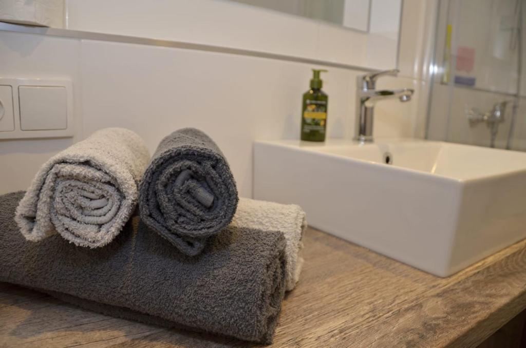 卡罗维发利Sky Thermal Apartment的一个带毛巾的盥洗盆旁浴室