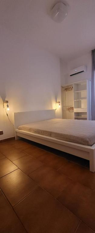 维拉西米乌斯A casa di Pintus的一间卧室,卧室内配有一张大床
