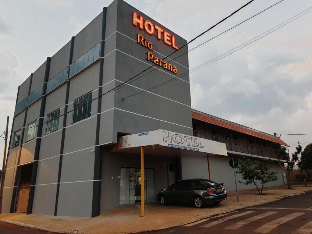 瓜伊拉Hotel Rio Paraná的前面有停车场的酒店