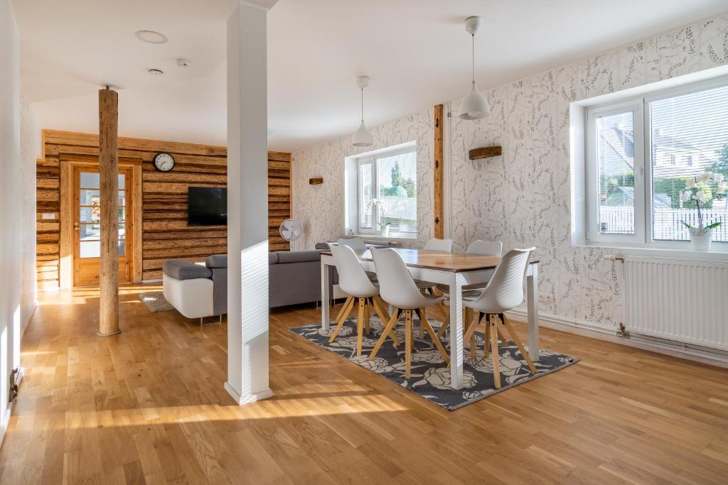 拉克韦雷Relax Interior Stylish House in Rakvere的用餐室以及带桌椅的起居室。