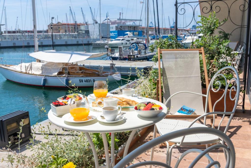 热那亚Locanda da Toto的一个带码头的阳台,提供一张带早餐食品的桌子