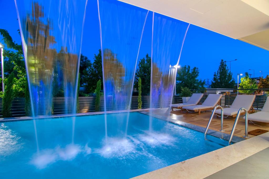 约阿尼纳Selin Luxury Residences的一座房子里一个带喷泉的游泳池