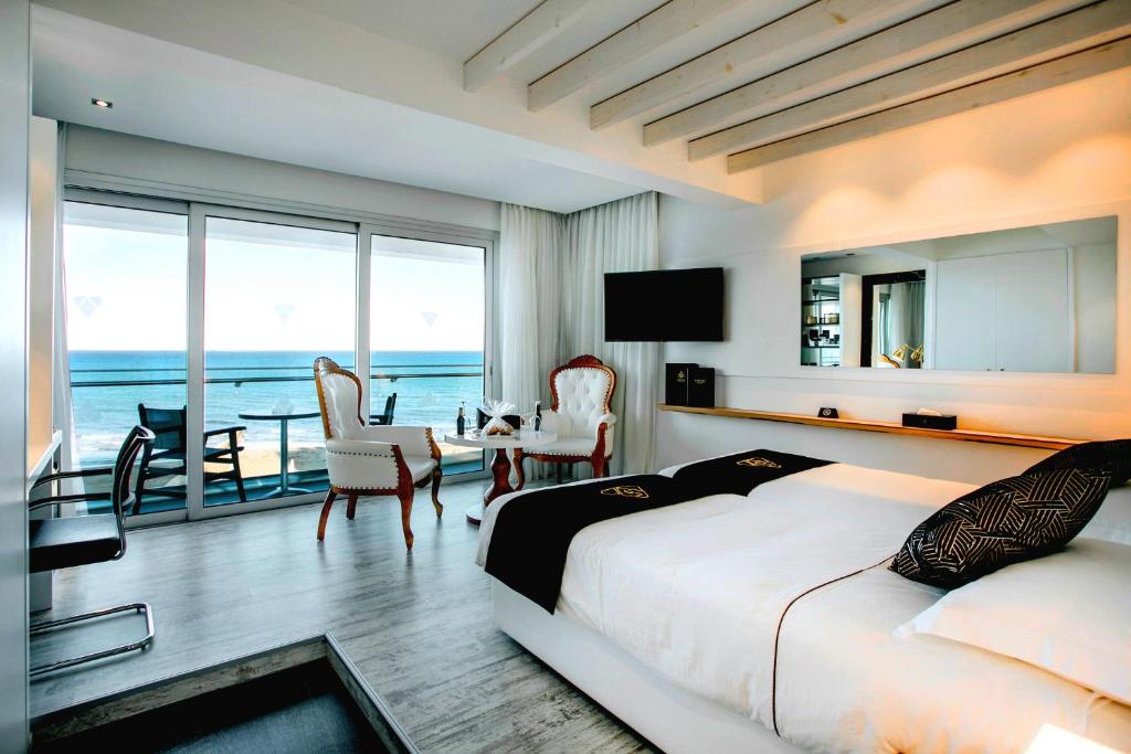 拉纳卡你好斯特里奥豪华酒店（仅限成人）的一间卧室配有一张床,享有海景