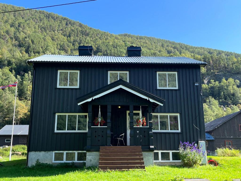 BoverdalenNørdre-Repp的一座黑色房子,后面有山