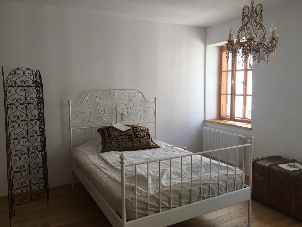 格蒙登Apartment zur schönen Sophie的卧室配有白色的床和窗户。